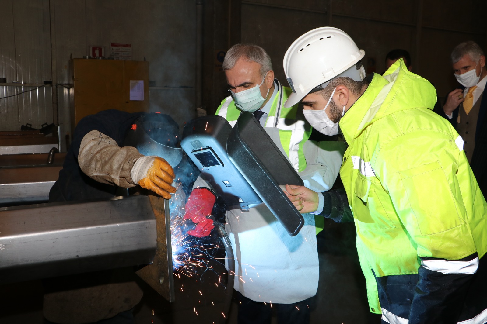 Diyarbakır Valisi sanayicileri ziyaret etti, OSB’de kaynak yaptı