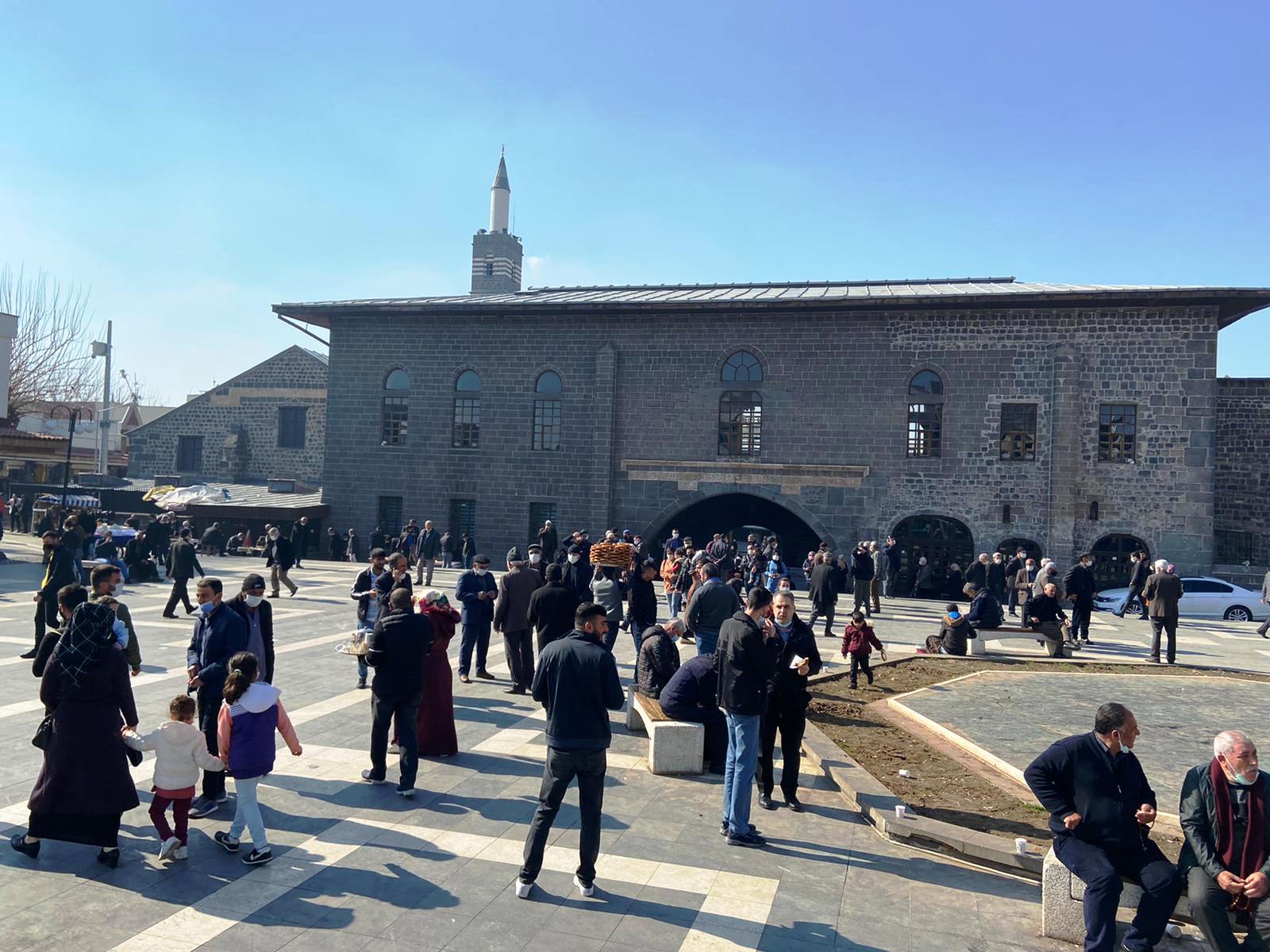 Diyarbakır’da skandal görüntüler… Yasağa rağmen çay, kahve, yemek servisi…
