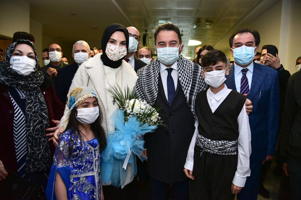 Ali Babacan Diyarbakır’da puşi taktı, yoksulları ziyaret etti, Ceylan Önkol’u anımsattı