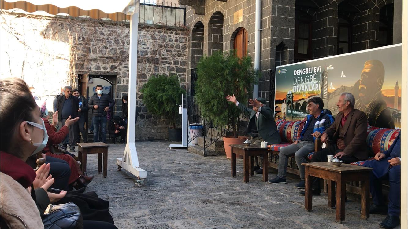 Dengbêjler söyledi, Diyarbakırlılar alkışlarla eşlik etti