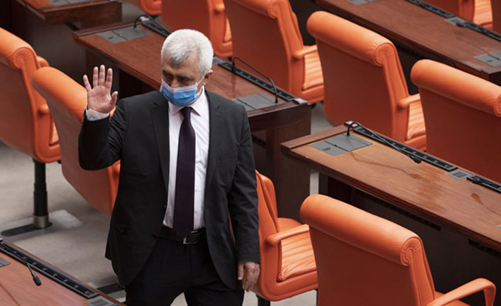 Vekilliği düşürülen HDP’li vekilden Meclis’i terk etmeme protestosu