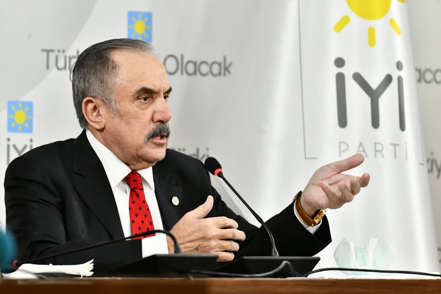 İYİ Partili Salim Ensarioğlu, trafik kazasında yaralandı