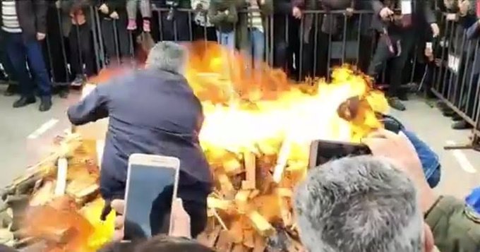HDP’li Belediye Başkanı, Newroz ateşini yakmaya çalışırken alevler arasında kaldı