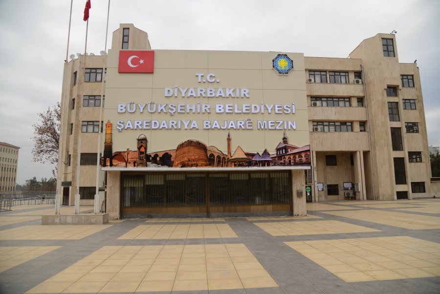 Diyarbakır Büyükşehir Belediyesi’nde “ithal”ler gitti, “yerli” bürokratlar geldi