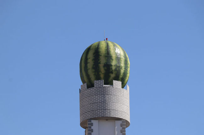 Diyarbakır’da karpuz heykel gitti, karpuz kule geldi!