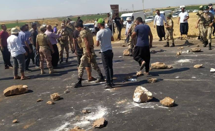 Şanlıurfa’da DEDAŞ’a isyan! Çiftçiler traktörlerle yol kapama eylemi yaptı, jandarma havaya kurşun sıktı
