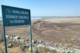 Diyarbakır’da Devegeçidi Barajı kurudu, Van Gölü 1 km çekildi