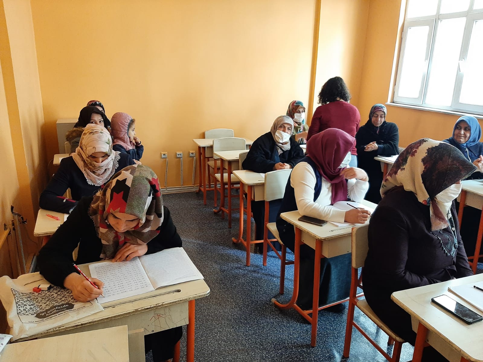 Bağlar Belediyesi’nin okuma yazma kursuna büyük ilgi