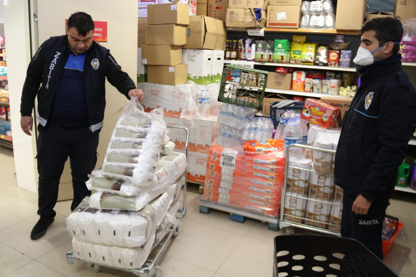 Diyarbakır’da şeker stoku yapan markette şok görüntüler