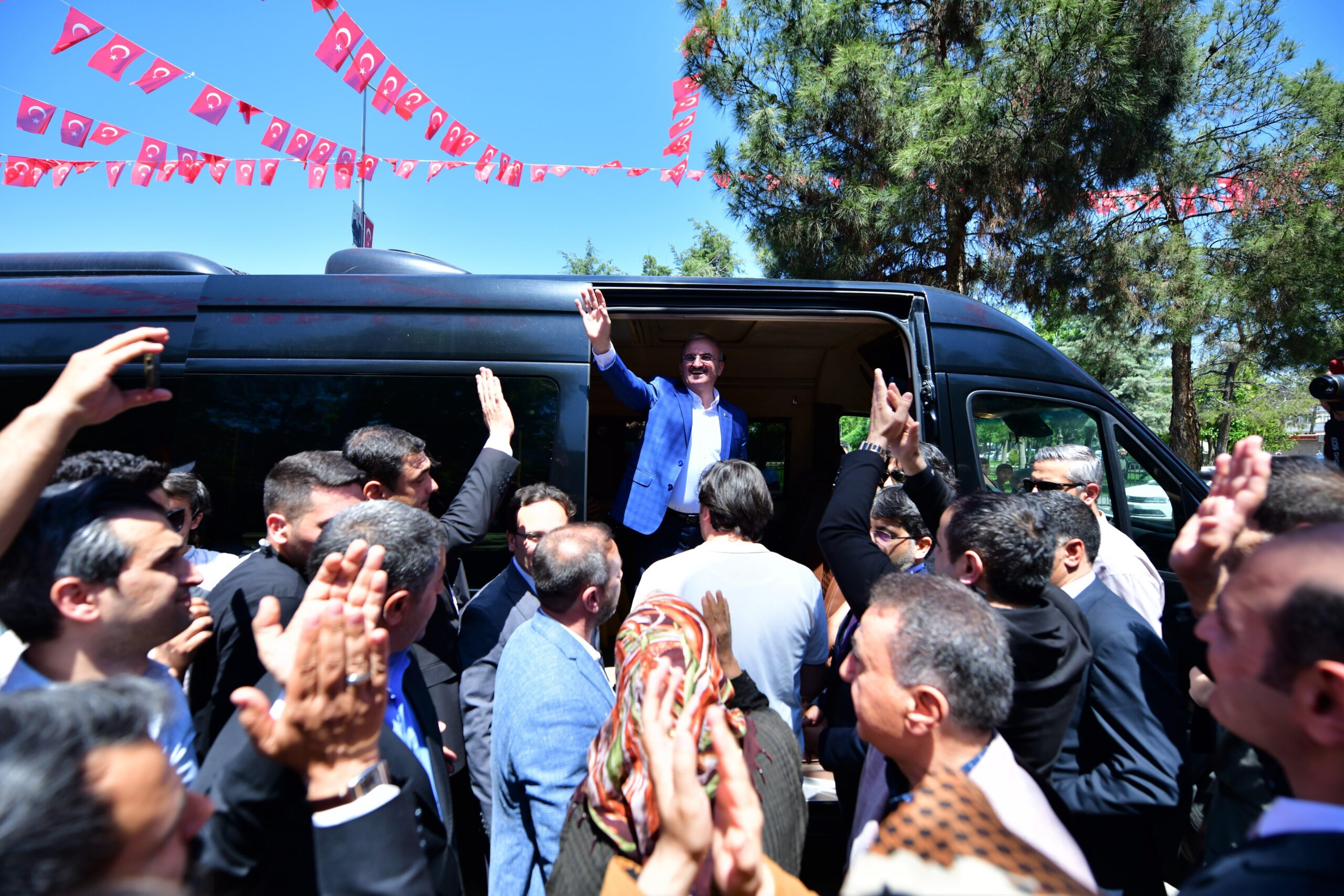 Münir Karaloğlu’ndan Kürtçe veda: Ser seran…