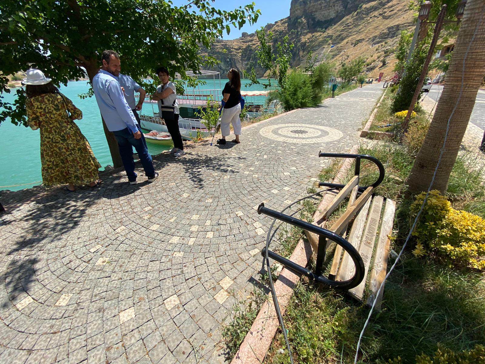 Eğil’de çirkin görüntüler; Turistler oturacak bank bulamadı