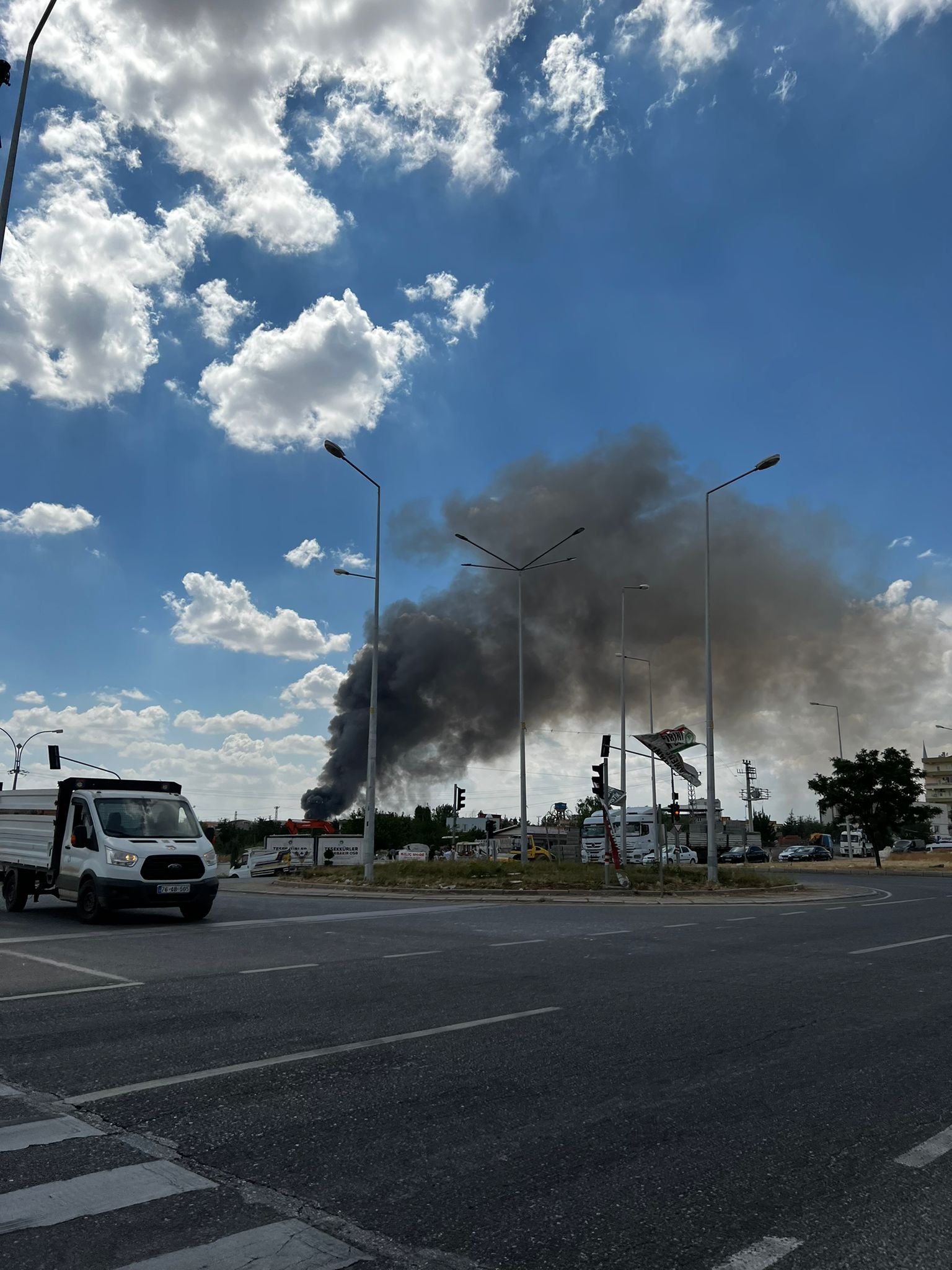 Diyarbakır OSB’de saç boyası üretimi yapan Lilafix’te büyük yangın