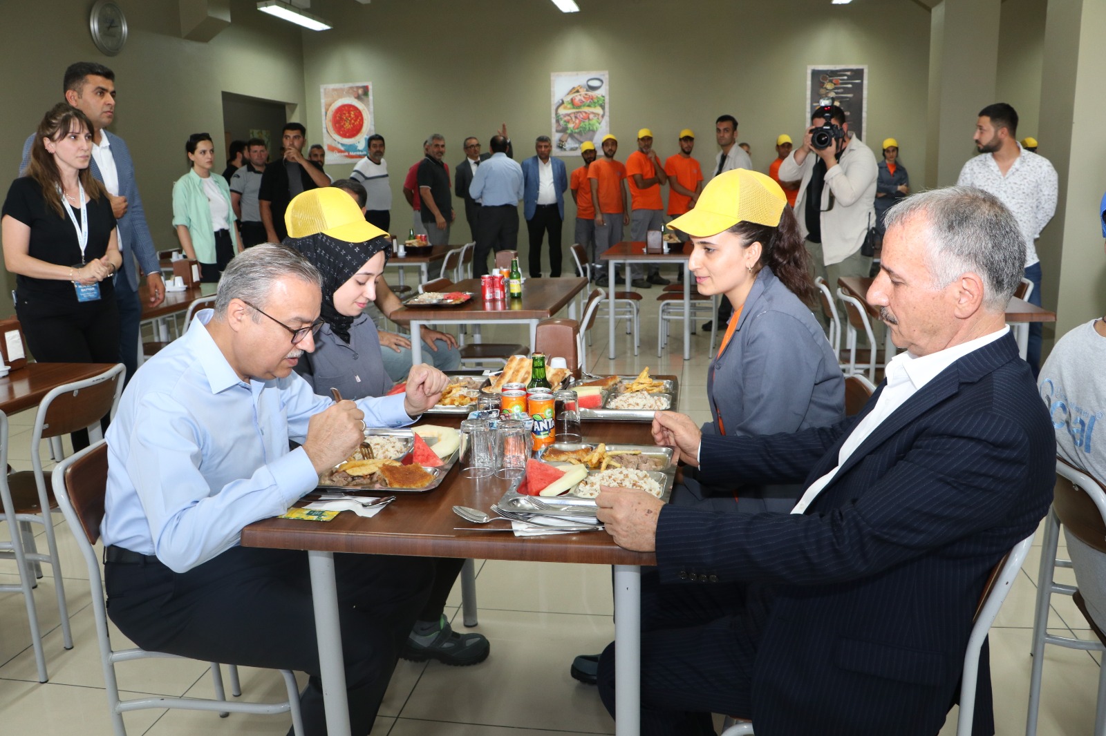 Diyarbakır Valisi’nin OSB mesaisi; İşçilerle karavana yemeği yedi, işverenlerle istişareler yaptı