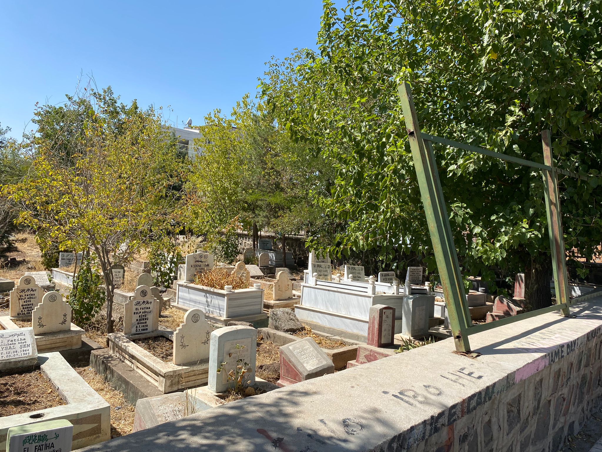 Diyarbakır’da mezarlık talan edildi!