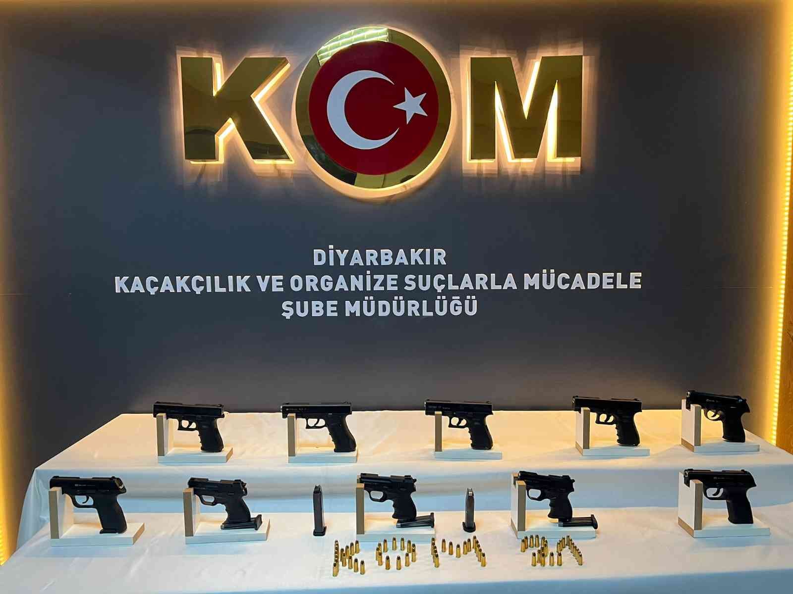 Diyarbakır’da bir evde 10 adet tabanca ele geçirildi