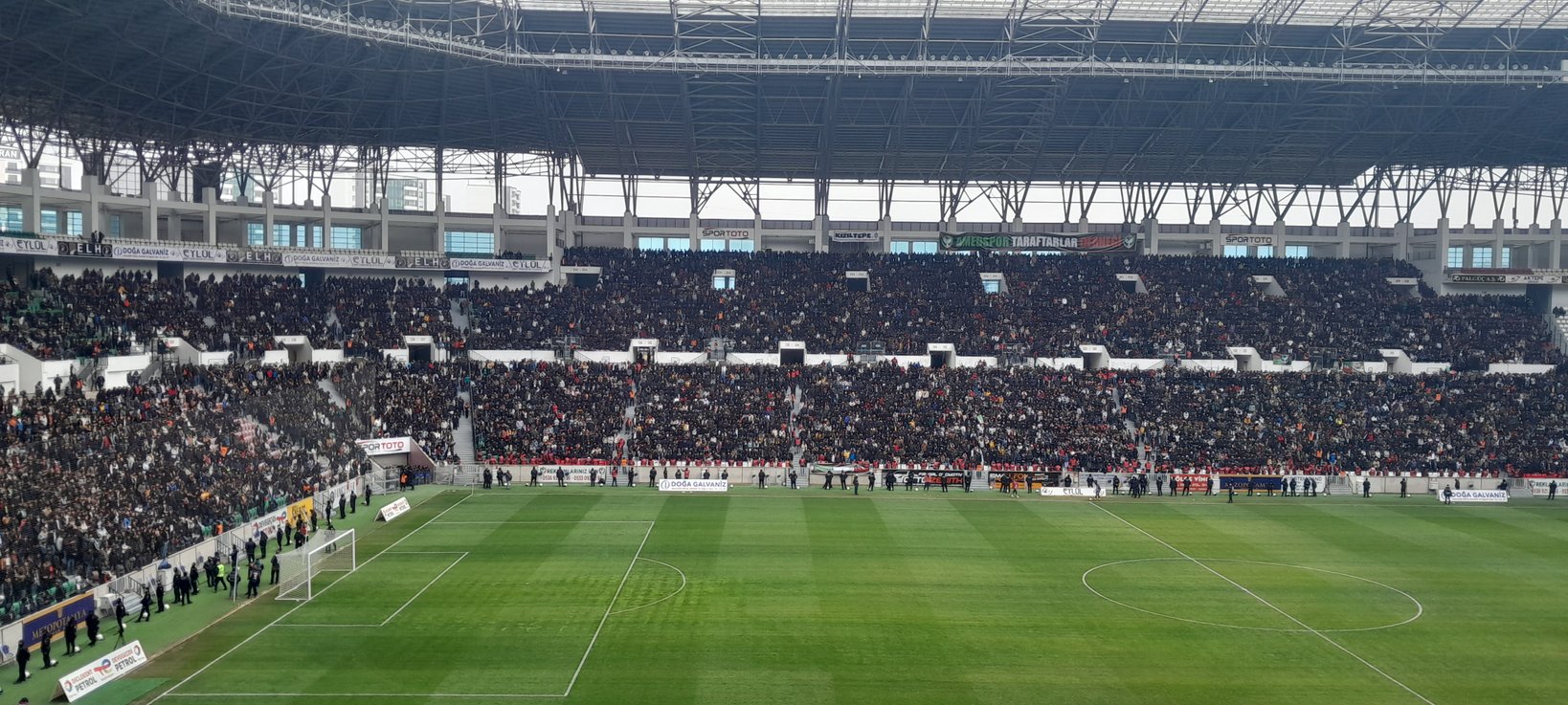 Kapalı gişe oynayan Amedspor, Şanlıurfa karşısında 1-0 öne geçti
