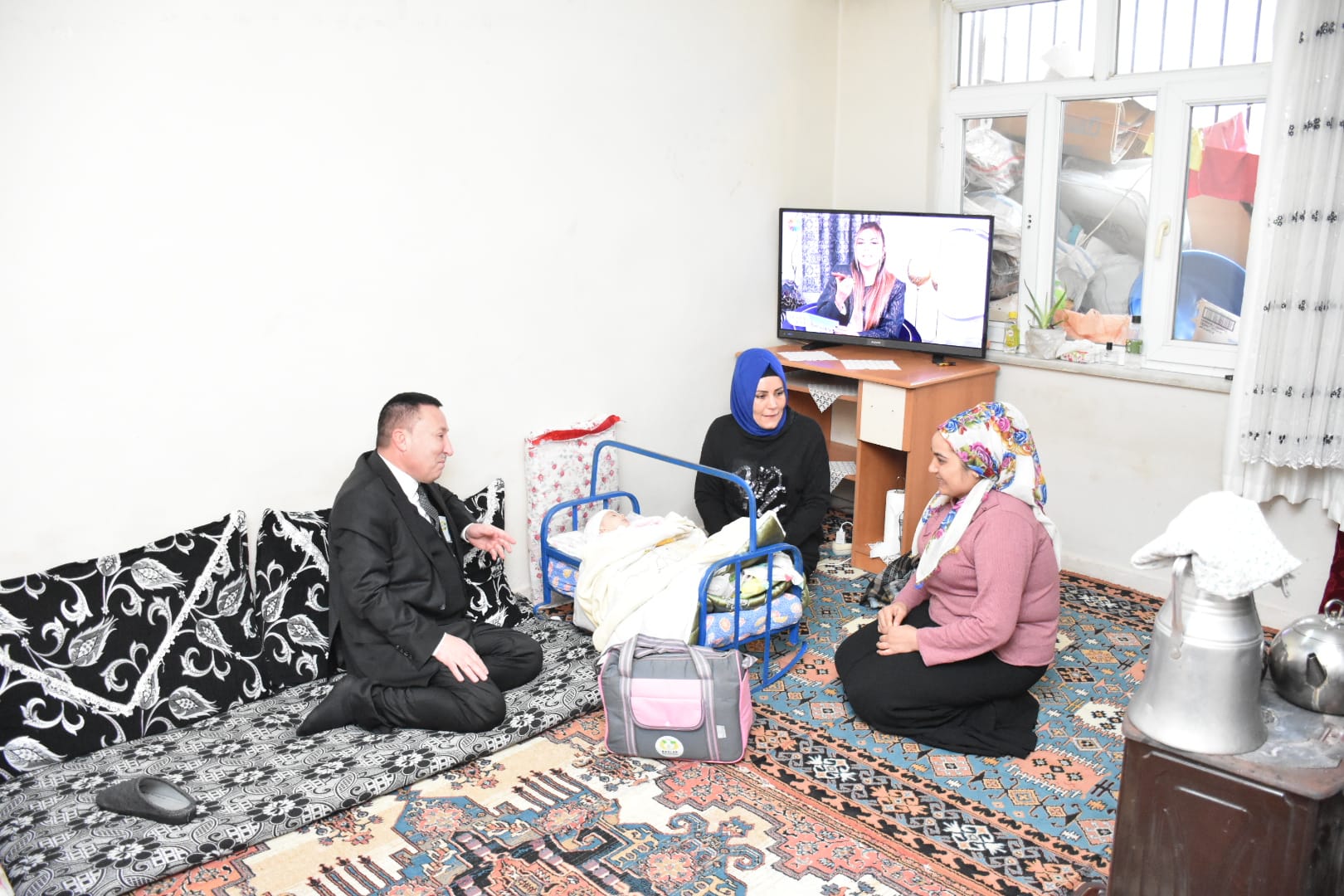 Başkan Beyoğlu, yoksul aileleri ziyaret etti