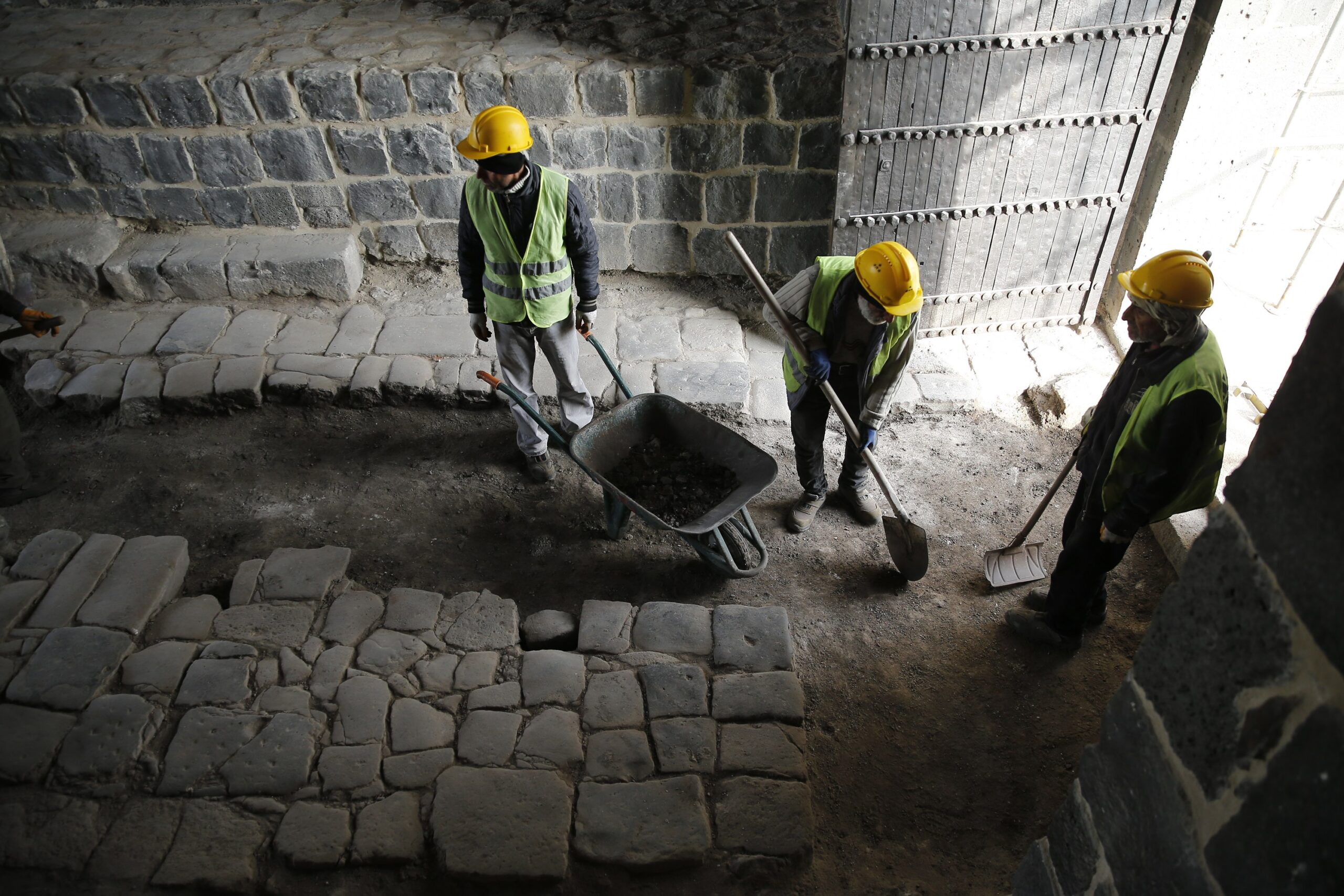 Diyarbakır Surları’nda Romalıların 1700 yıllık taş döşemesi ortaya çıkarıldı