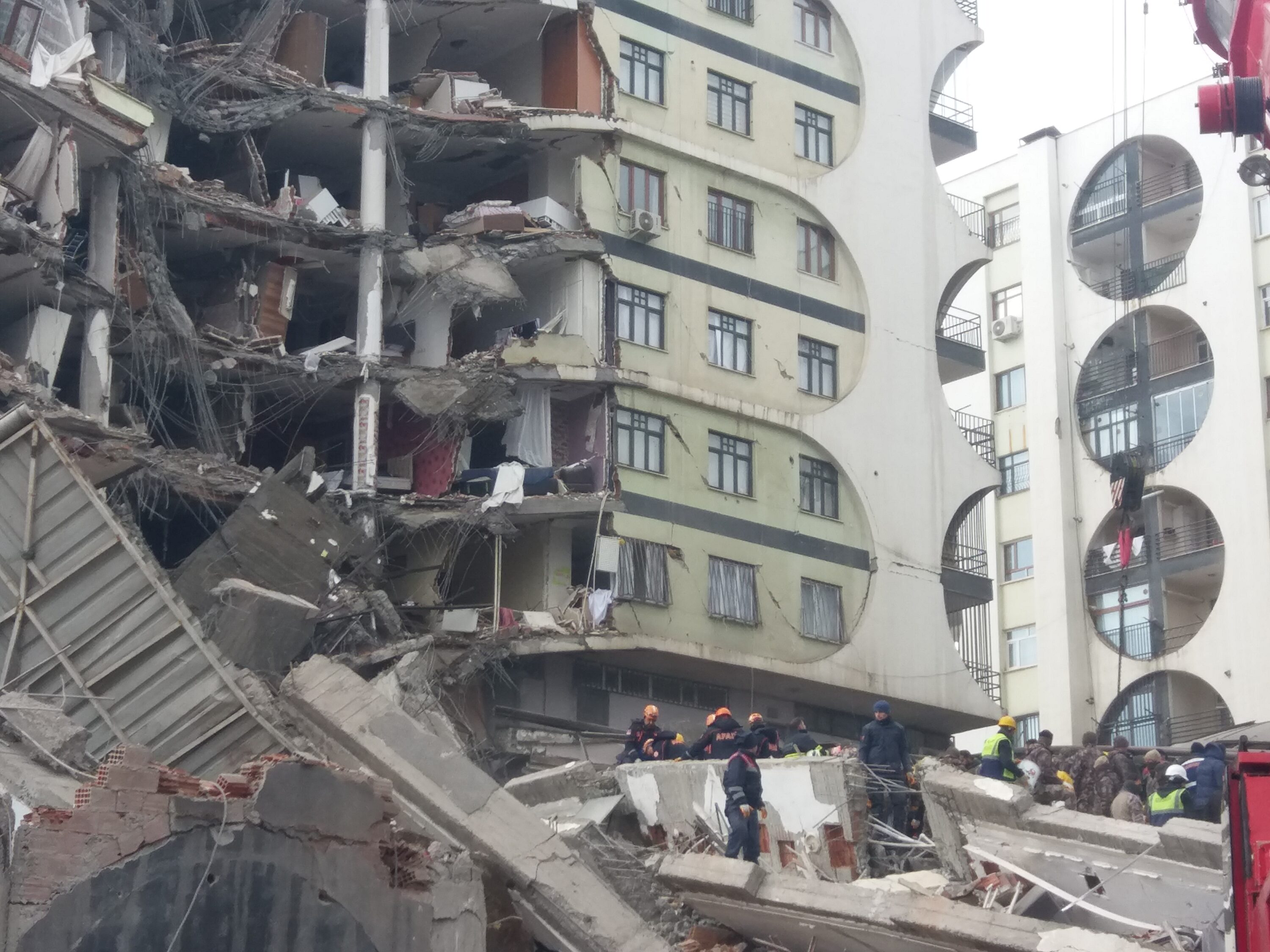 Yıkılan Diyar Galeria soruşturmasında 7 tahliye