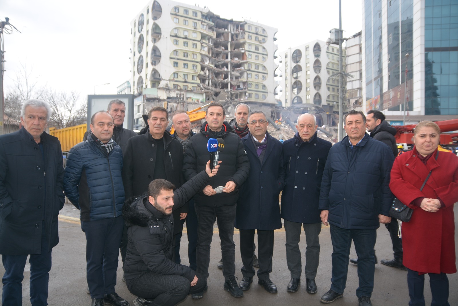 CHP kriz heyeti Diyarbakır’daki enkaz bölgesinde