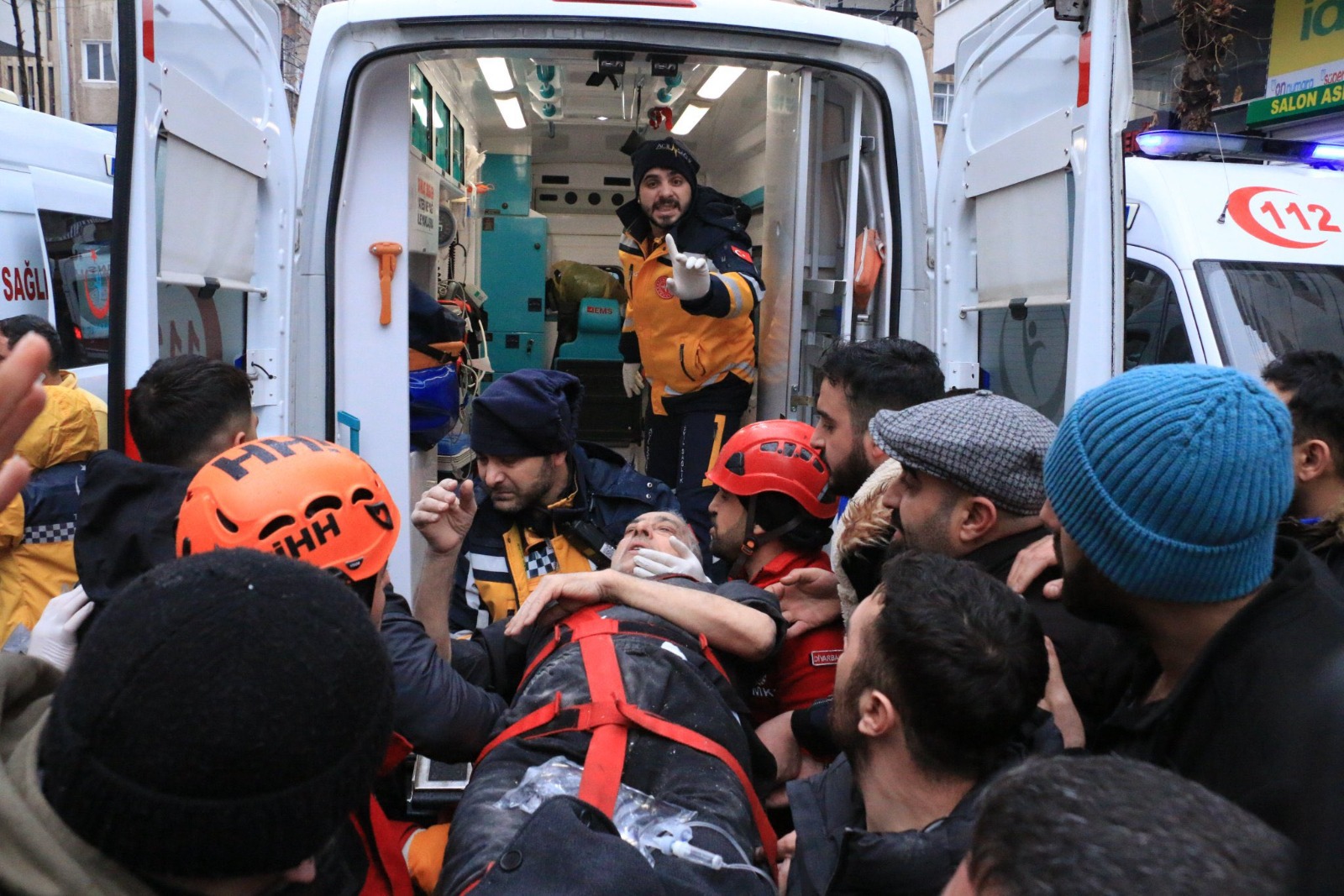Diyarbakır’da enkaz altından 11 saat sonra kurtarıldı