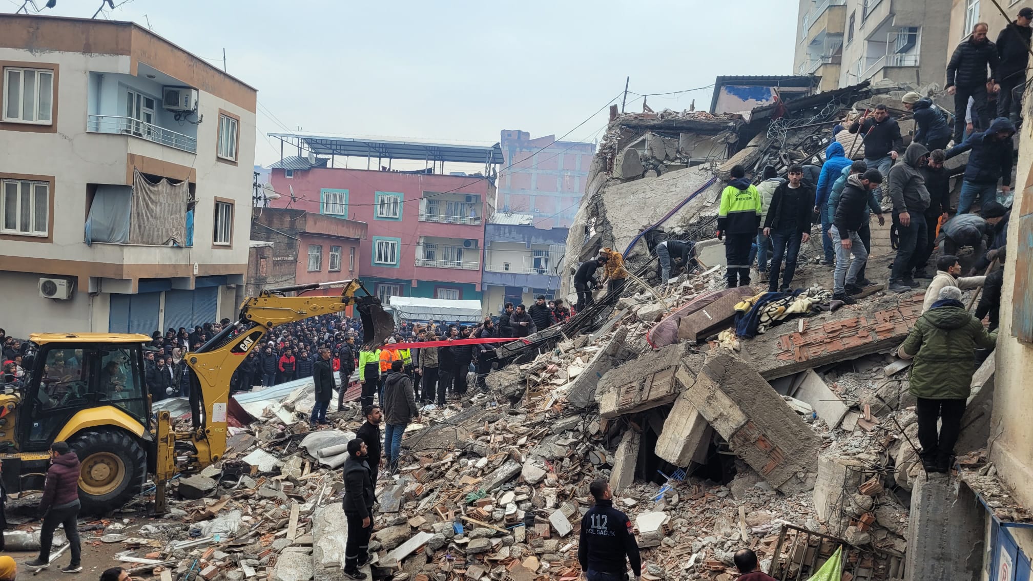Enkaz alanında ceset bulundu; kepçe şoförü gözaltında
