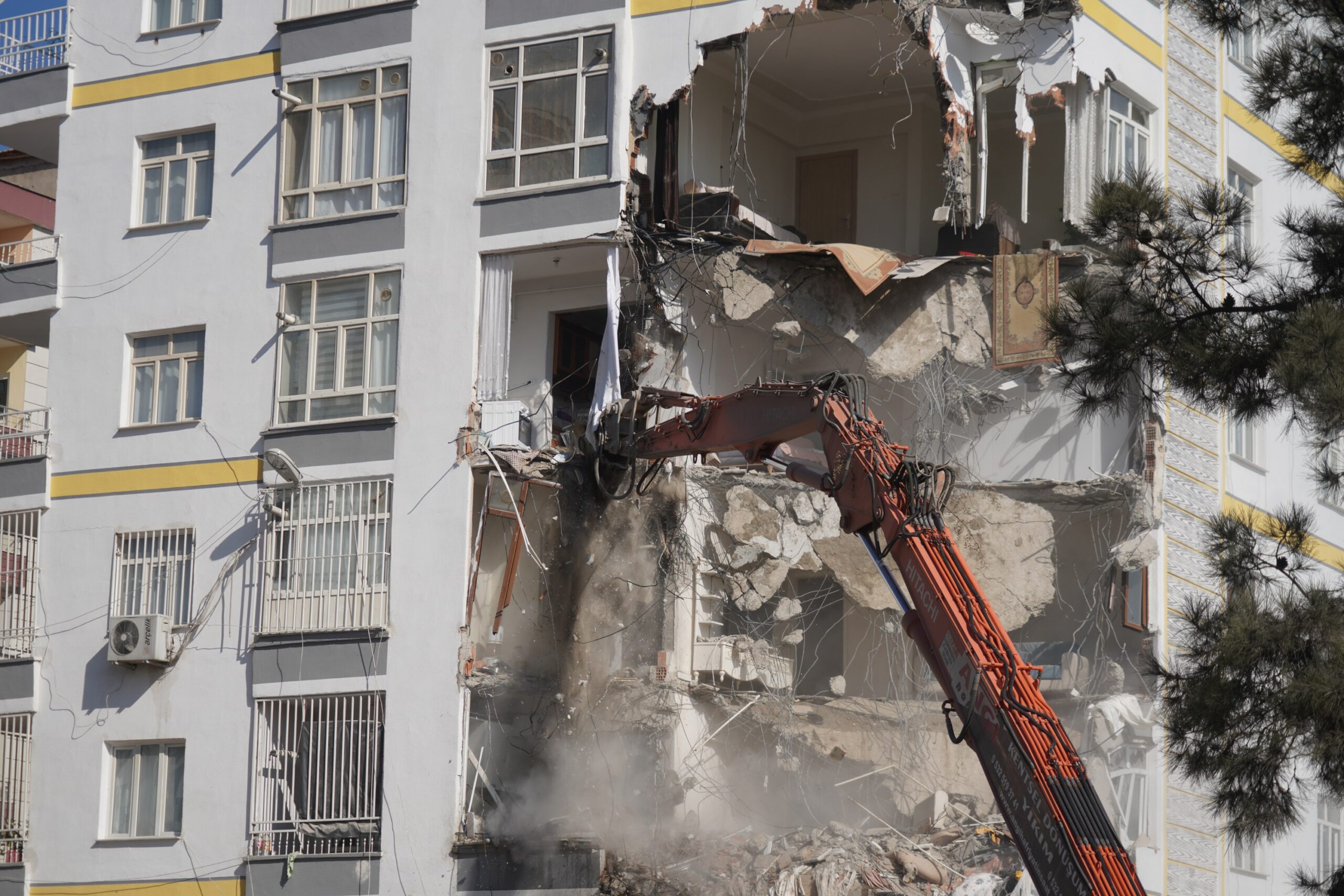 Diyarbakır’da ağır hasarlı yapıların yıkımına başlandı