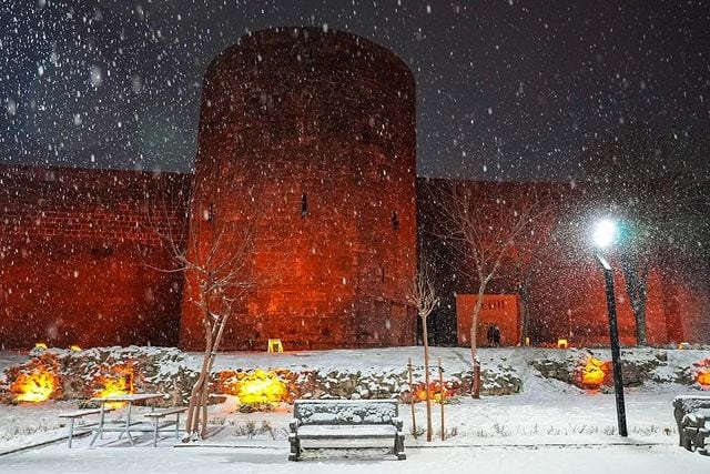 Diyarbakır şehir merkezi beyaza büründü