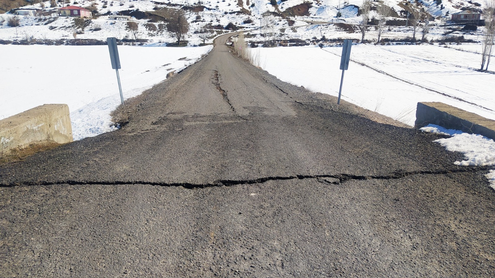 Lice’de yol yarıldı, bir köprü çökme tehlikesi altında