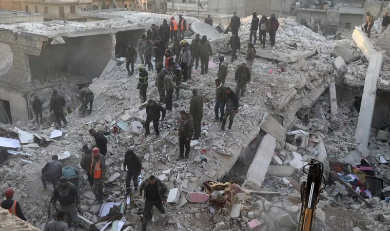 7.4’lük deprem komşu ülkeleri de vurdu