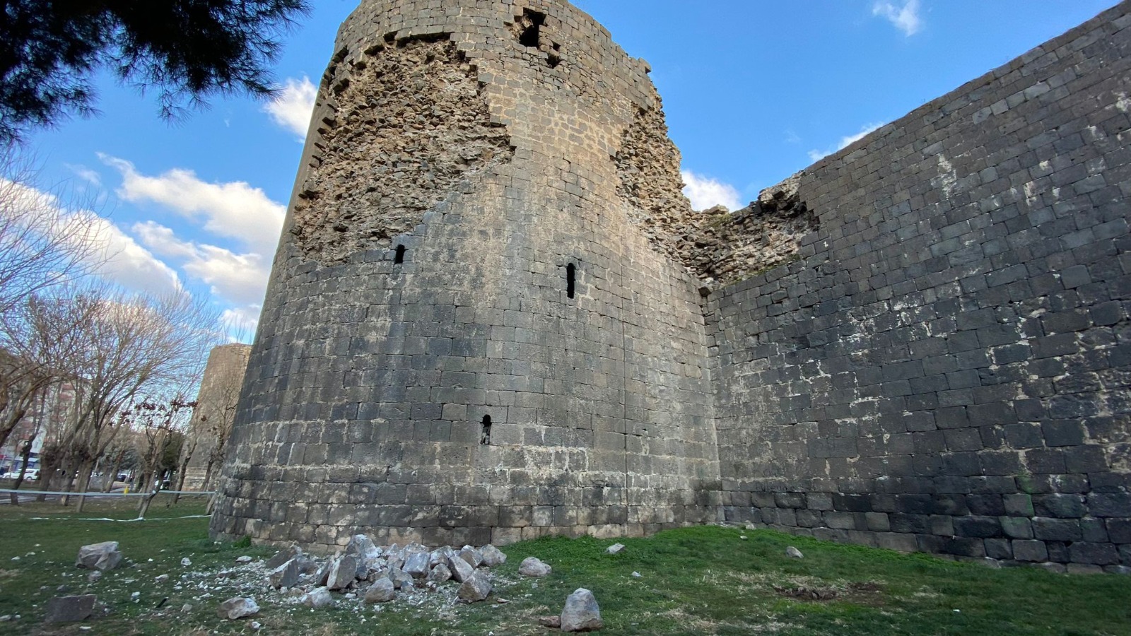 Diyarbakır Surları’nın 30 bölümü zarar gördü