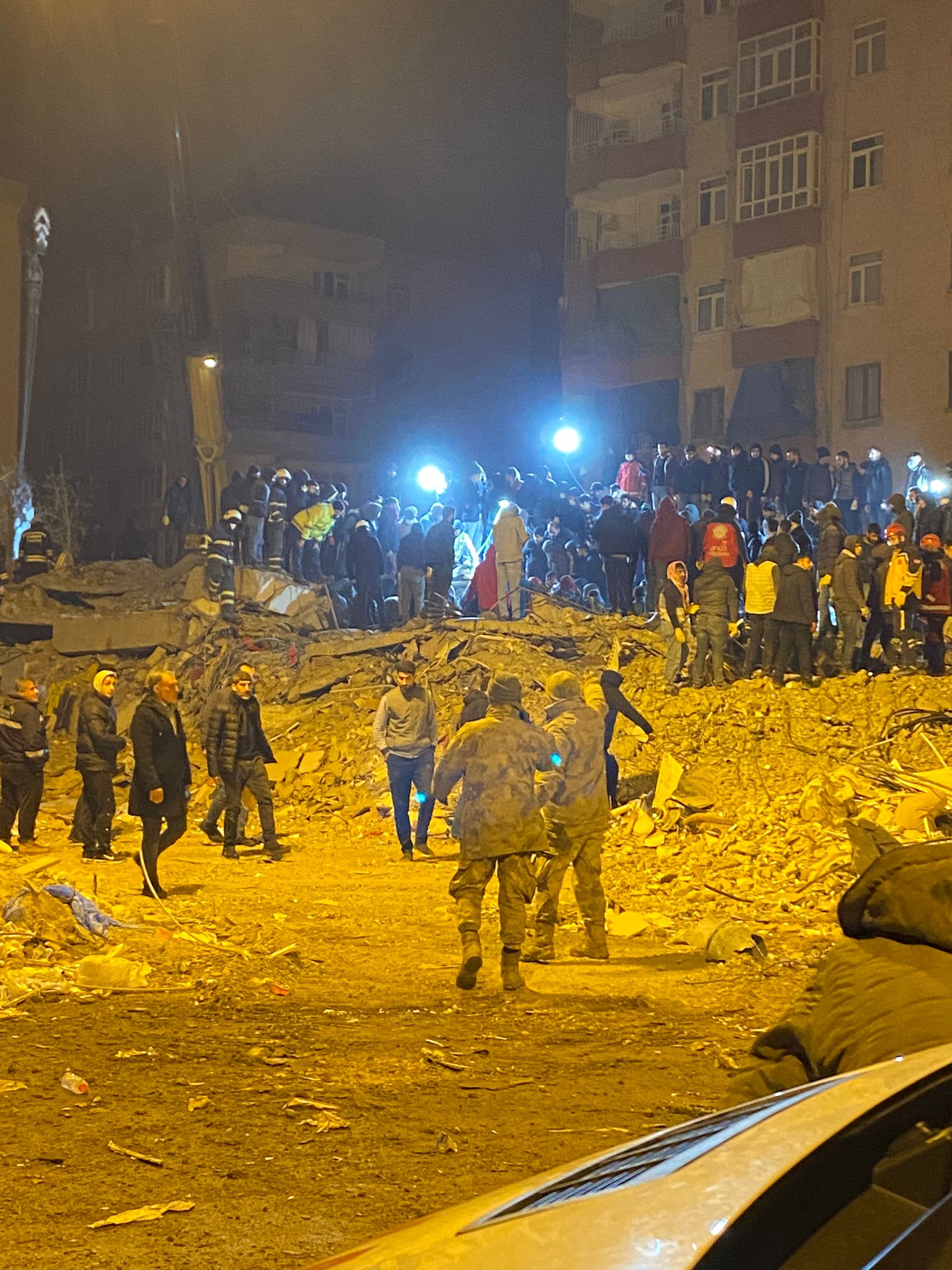Bağlar’da çöken binadan bir kişinin cansız bedeni çıkarıldı