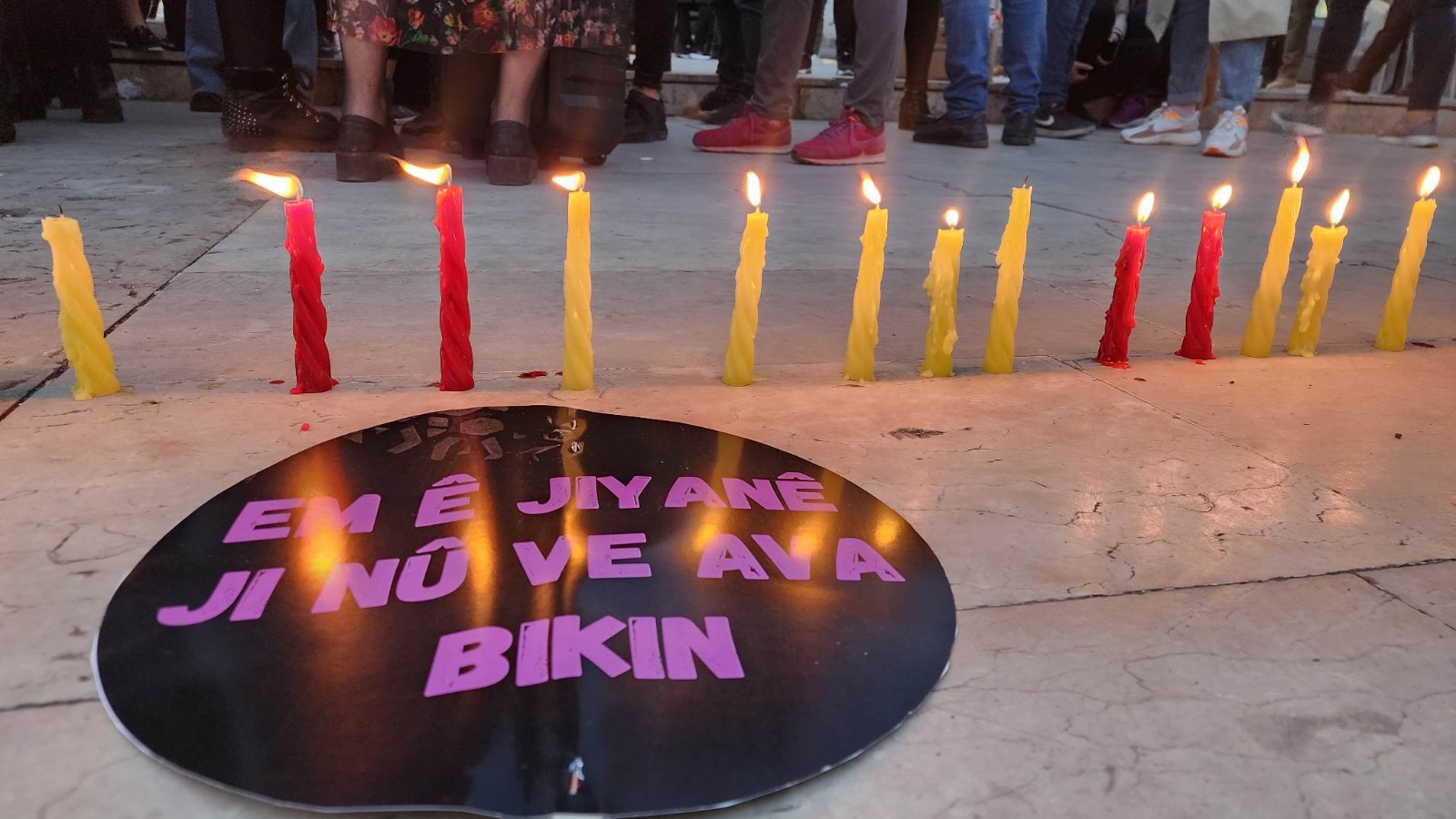 Kadınlar, deprem kurbanları için mum yakarak geceyi aydınlattı