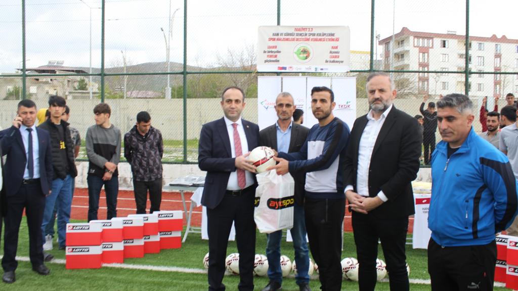 Yerel dernekten amatör kulüplere malzeme desteği