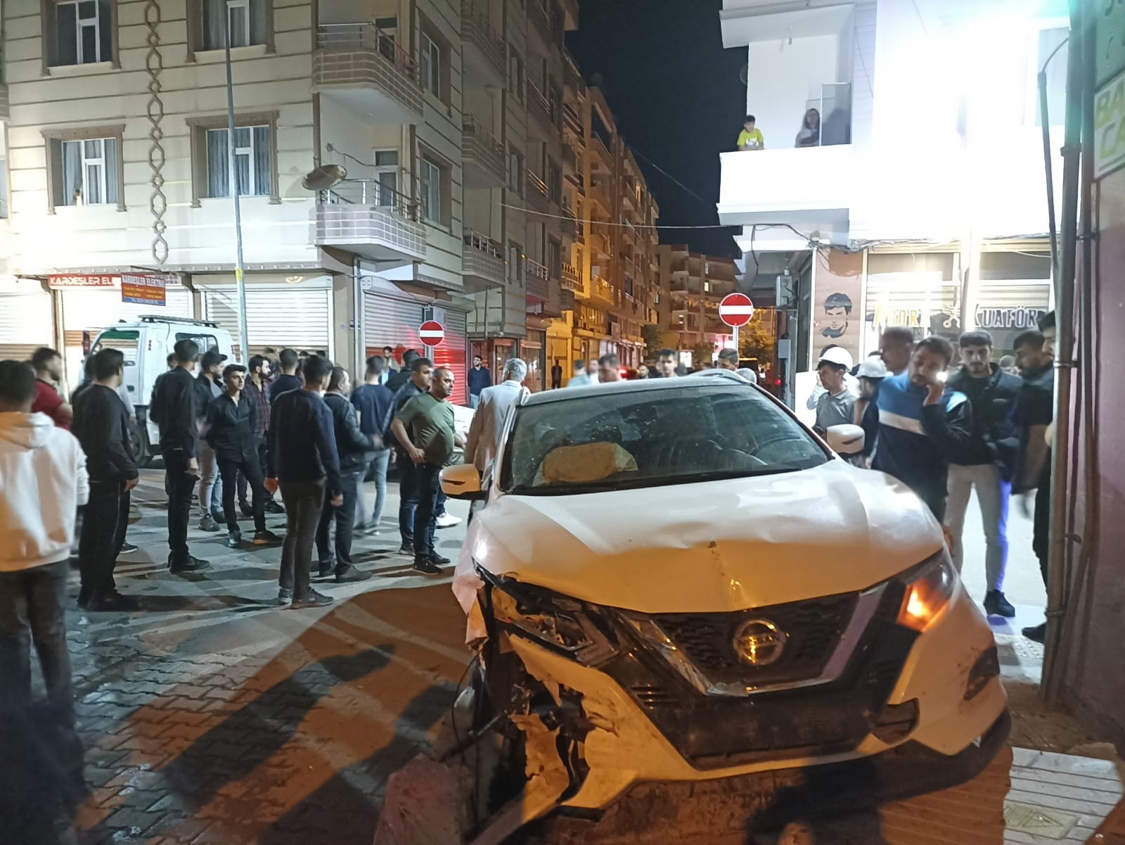 Bismil’de iki otomobil kafa kafaya çarpıştı