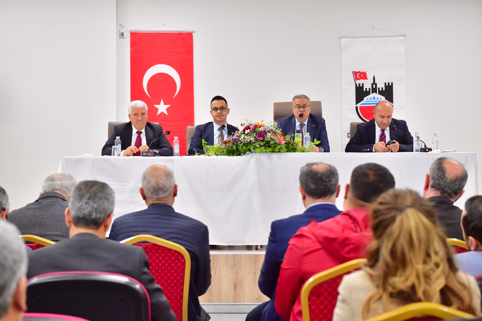 Vali Su, Çermik ve Çüngüş’te muhtarlarla buluştu
