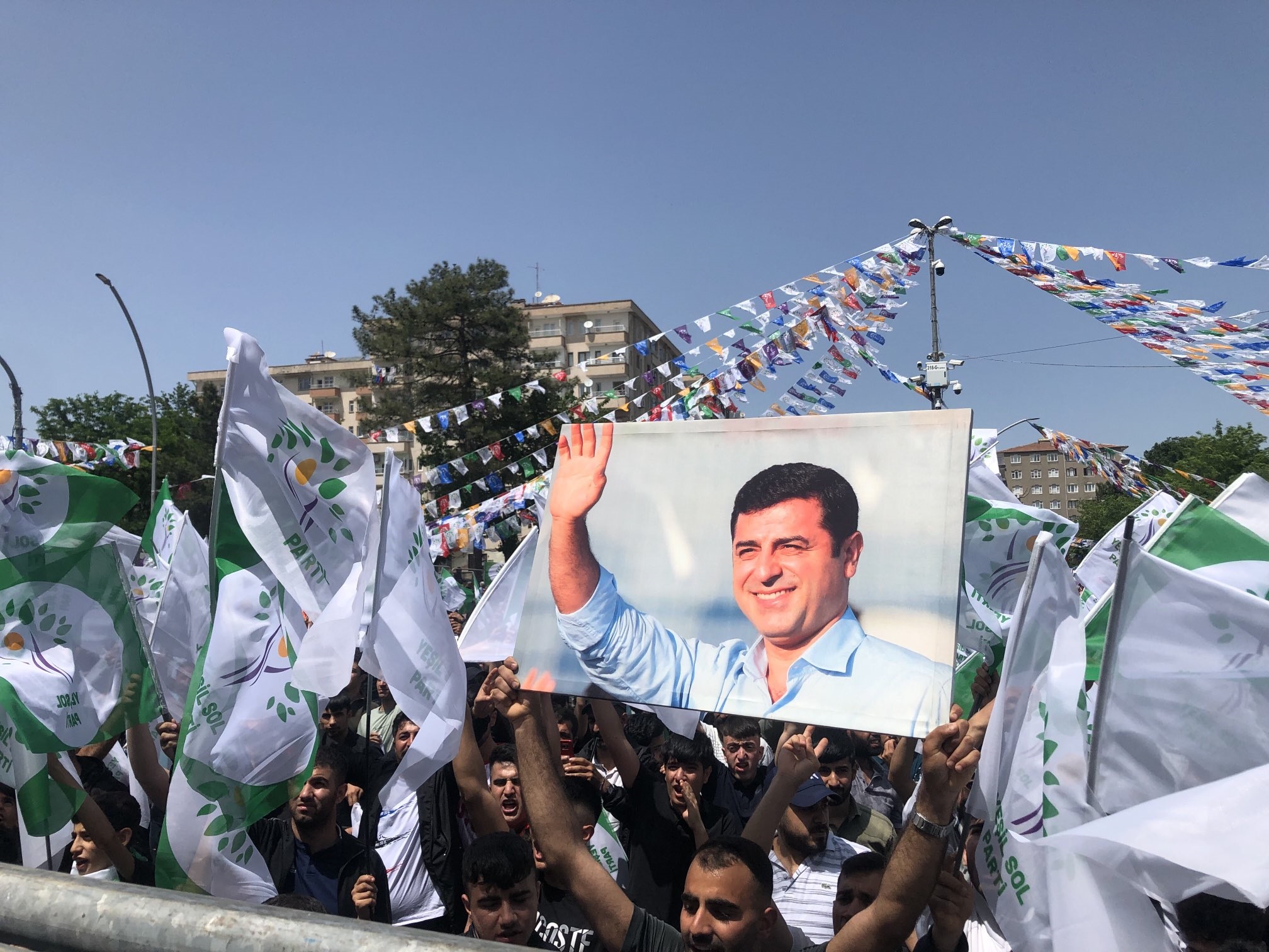 Diyarbakır’da binlerce kişi YSP mitingine akın ediyor: Selo’ya özgürlük