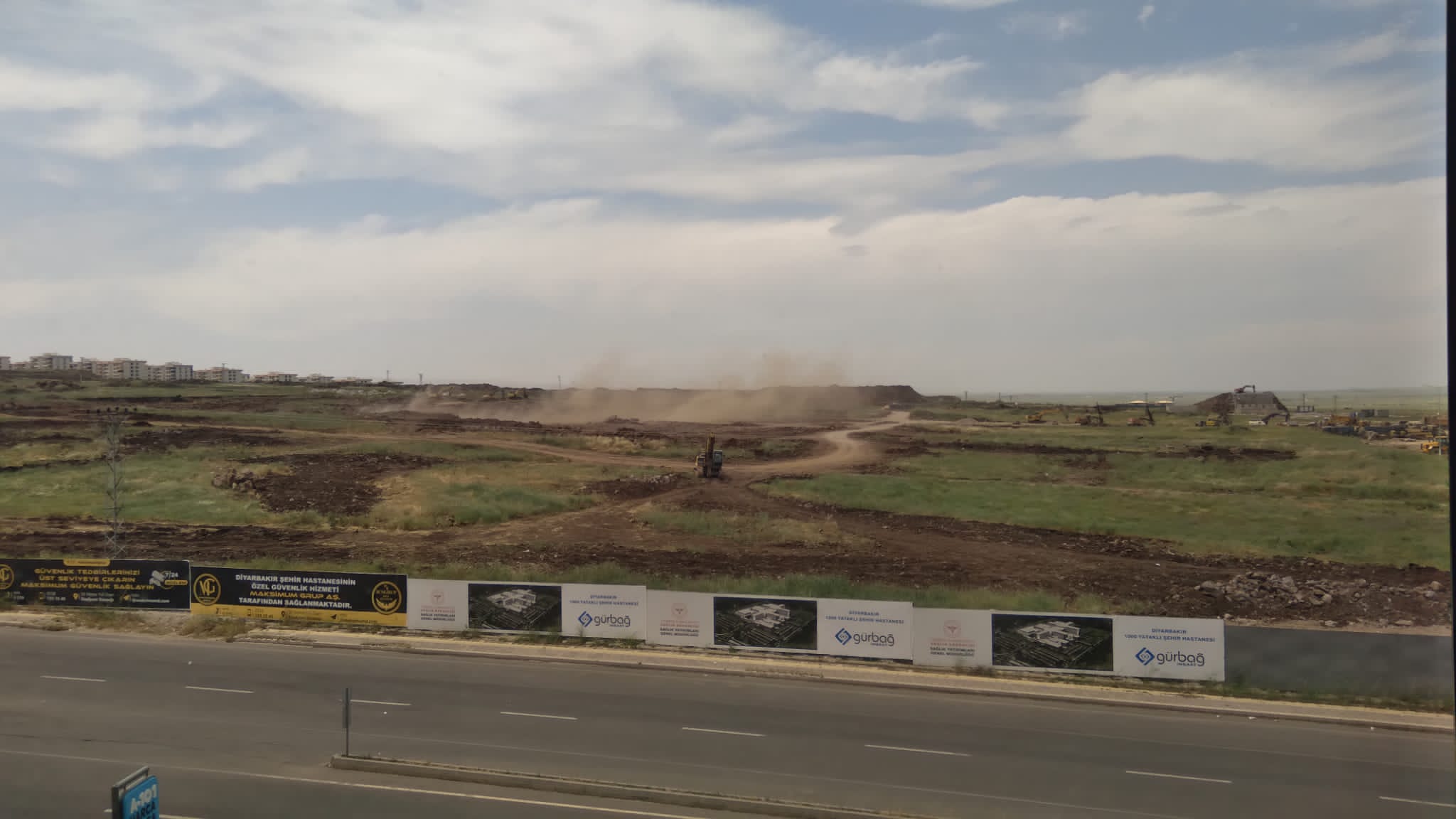 Diyarbakır’da dinamitle temel açmaya devam; Halk tepkili