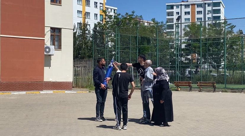 Burası Diyarbakır… Oksijen tüpüyle vatandaşlık görevini yerine getirdi