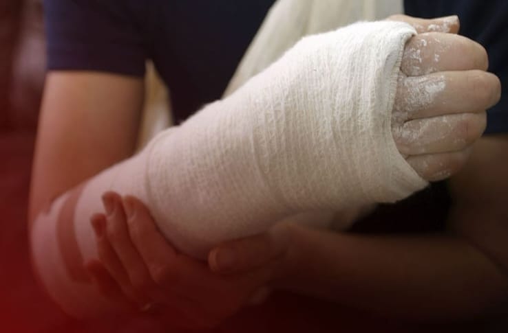 Diyarbakır’da trajikomik olay; Oy kullanırken elini kırdı