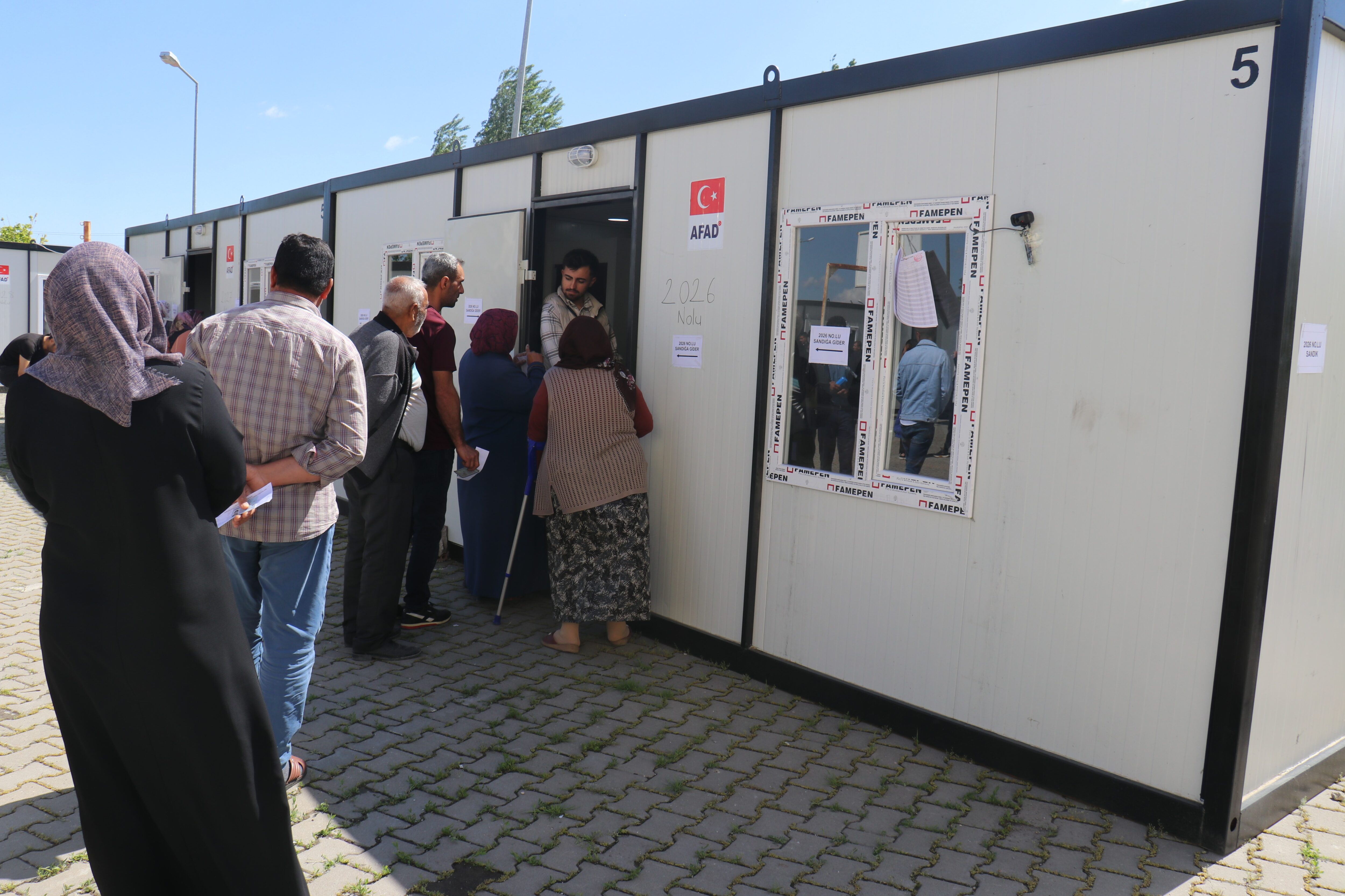 Depremzedeler konteynerlerde oy kullandı