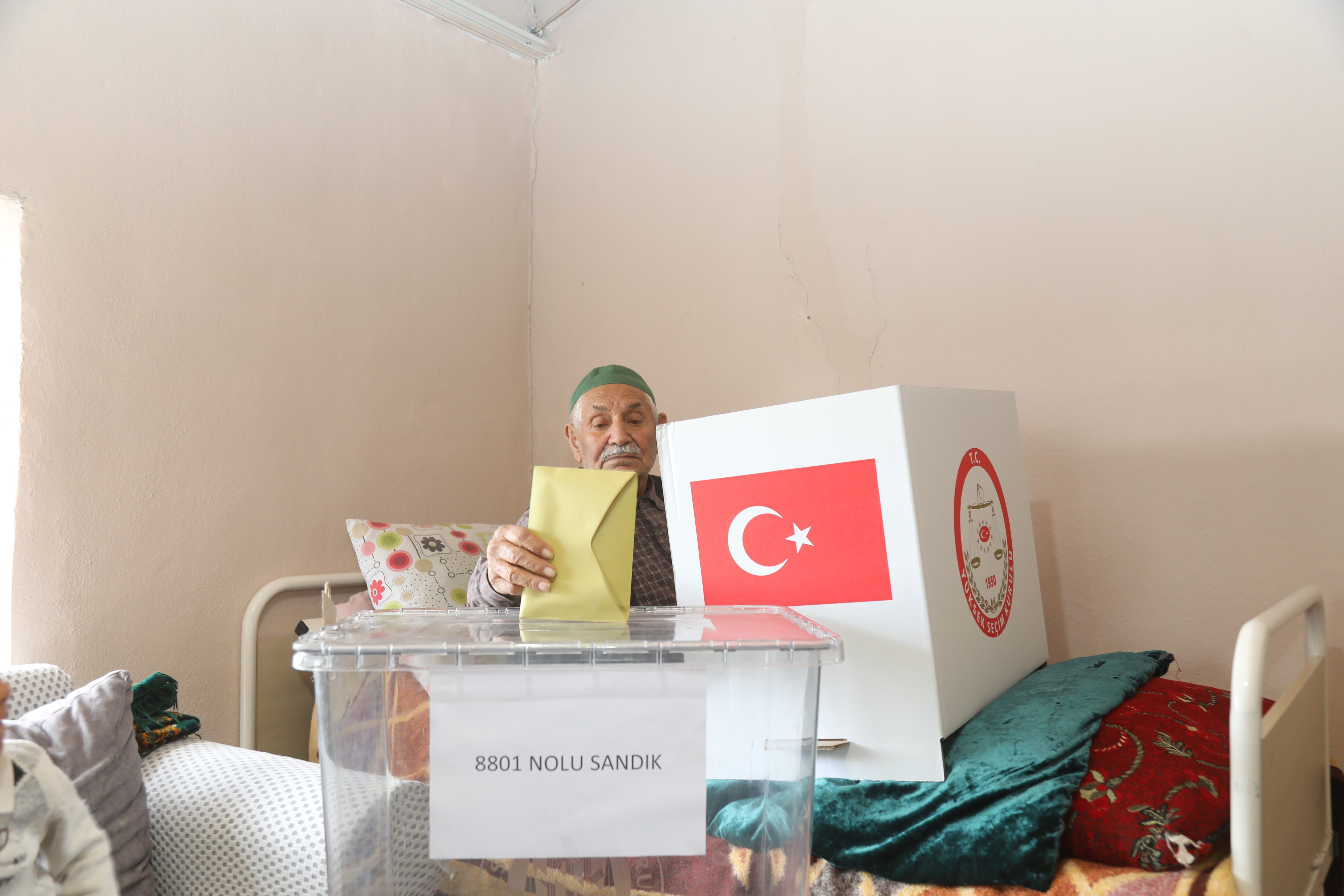 Sandığa gidemeyenlerin evine seyyar sandık götürüldü