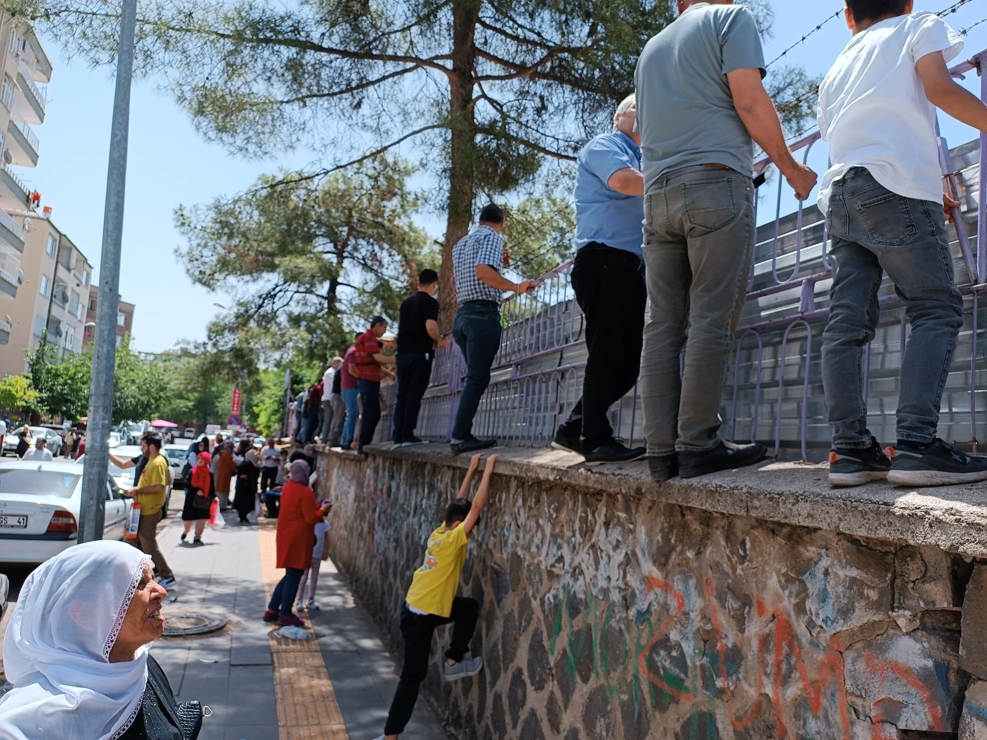 LGS merkezi sınavı yapıldı, aileler heyecanla bekledi