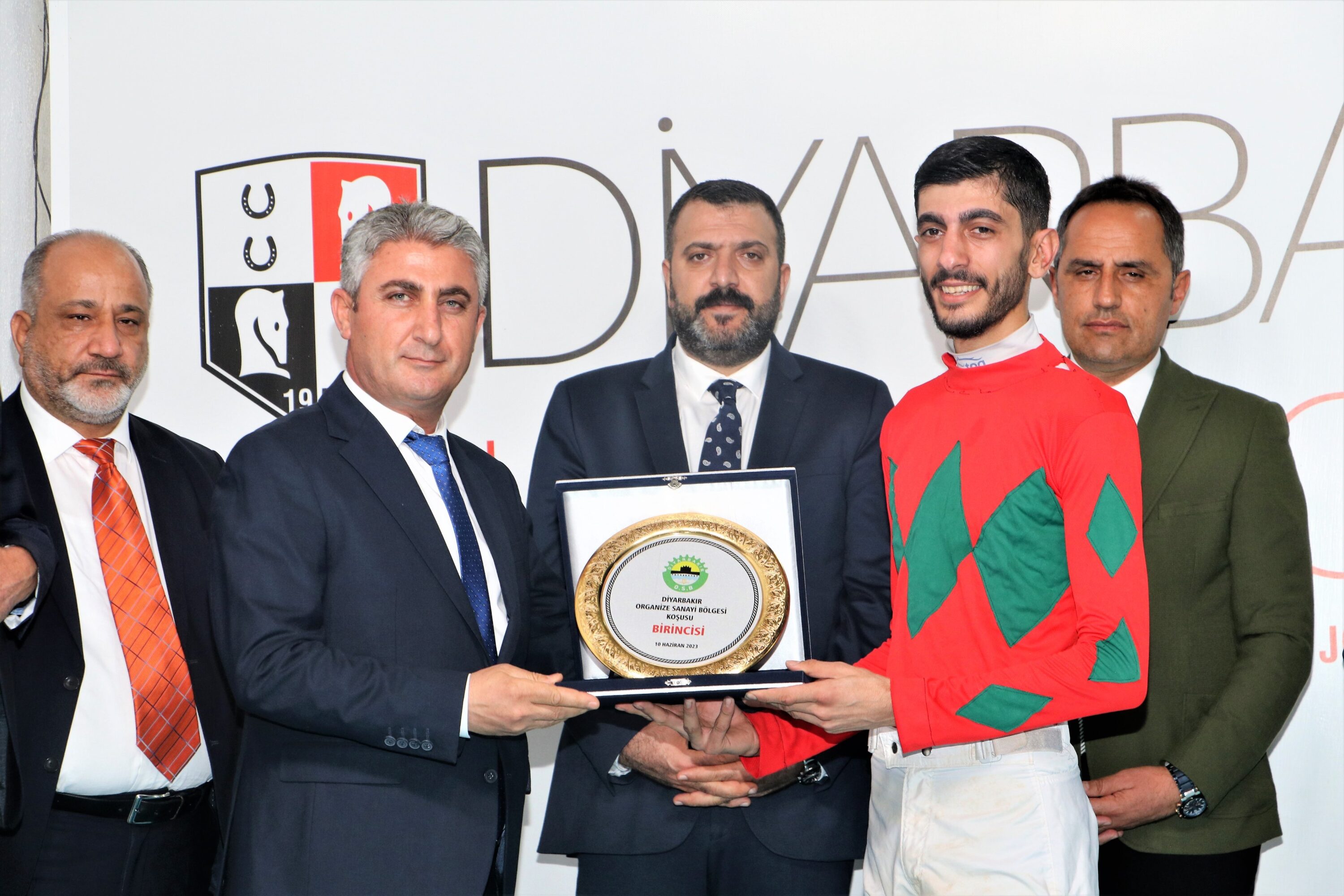 Hipodrom’daki “OSB Koşusu”nu kazanan jokeye plaket