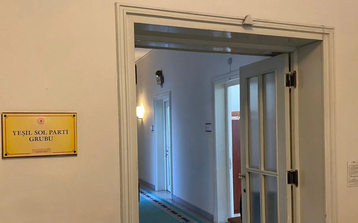 TBMM’ye Yeşil Sol Parti tabelası asıldı
