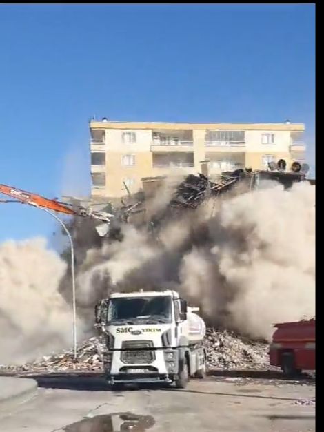 Diyarbakır’da yıkım esnasında bina çöktü