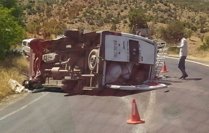 Lice’de minibüs devrildi: 10 yaralı