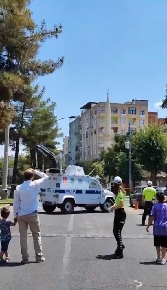 Diyarbakır’da depremde hasar gören minare yıkıldı