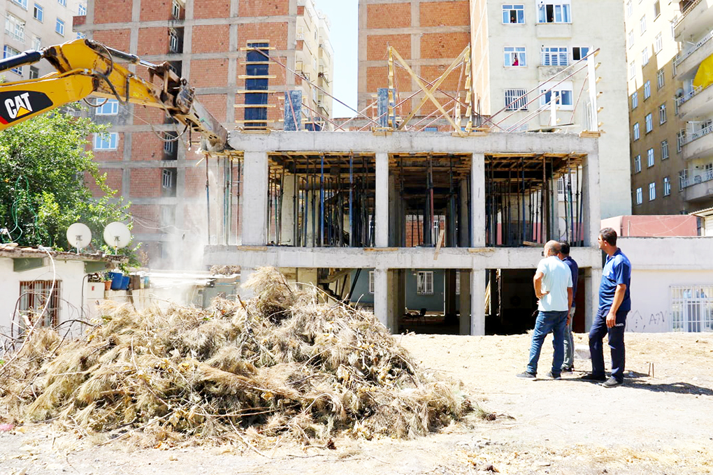 Bağlar’da üç katlı kaçak yapı yıkıldı