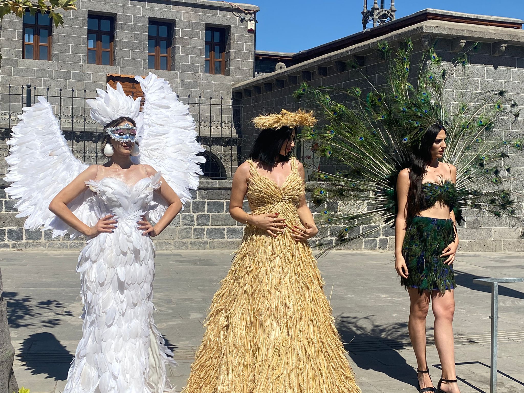 Mankenler tarihi Sur’da defile yaptı